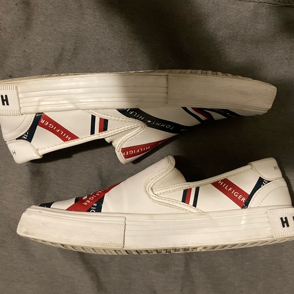TOMMY HILFIGER SLIP ON’s size 6M - Picture 3 of 10